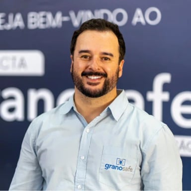 Retrato de Cristian de Souza Batista, instrutor do treinamento em armazenagem de grãos da Grano Safe