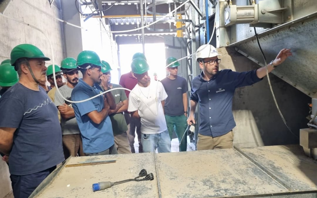 Instrutor da Grano Safe orientando grupo de participantes durante prática de termometria em unidade de armazenagem
